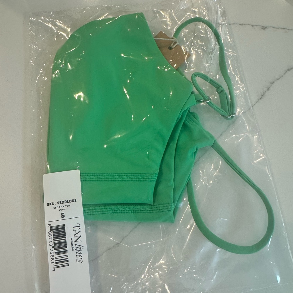 NWT tan + lines Sedona top in lush green